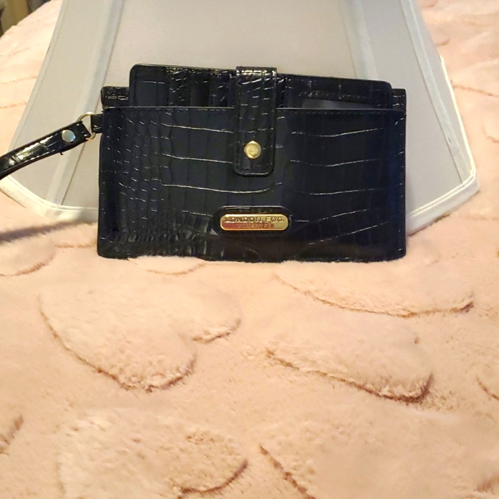 London fog blk leather wristlet